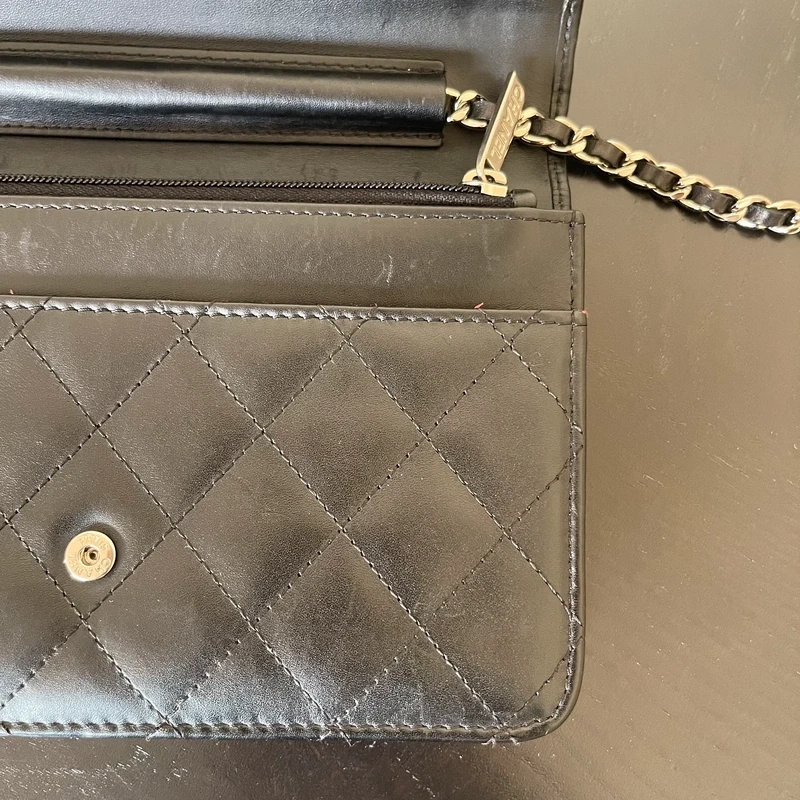 Chanel WOC cambon en cuir d'agneau lisse noir bijouterie argentée. SAC DE LUXE DE SECONDE MAIN AUTHENTIQUE CERTIFICAT D'AUTHENTICITE ENTRUPY. SAC DE LUXE D'OCCASION PAS CHER. Chanel timeless