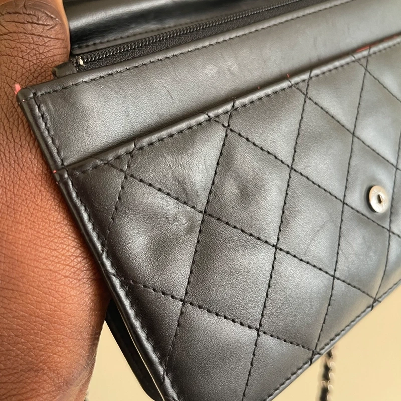 Chanel WOC cambon en cuir d'agneau lisse noir bijouterie argentée. SAC DE LUXE DE SECONDE MAIN AUTHENTIQUE CERTIFICAT D'AUTHENTICITE ENTRUPY. SAC DE LUXE D'OCCASION PAS CHER. Chanel timeless