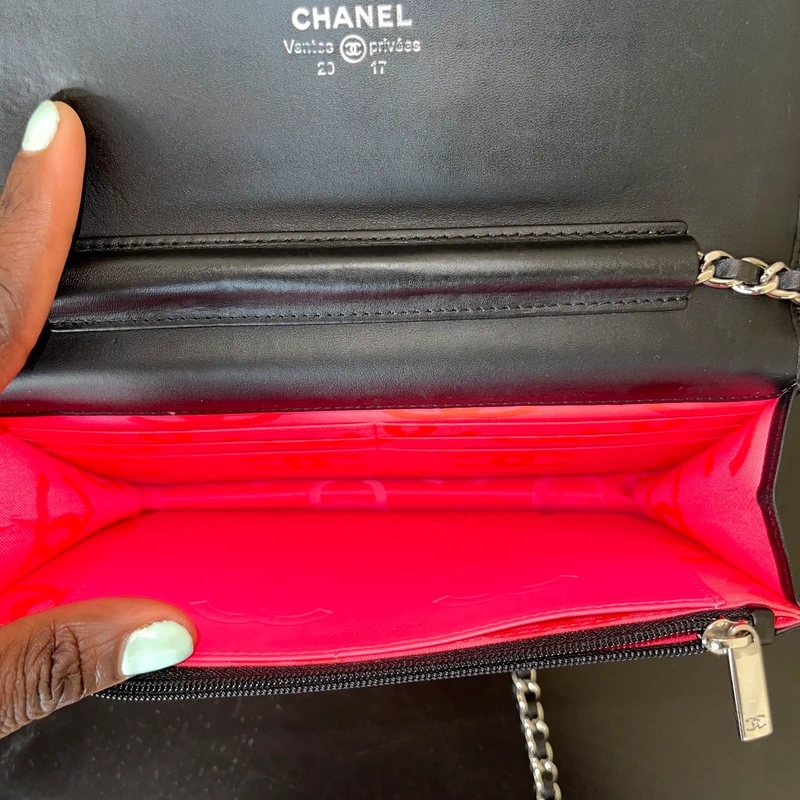 Chanel WOC cambon en cuir d'agneau lisse noir bijouterie argentée. SAC DE LUXE DE SECONDE MAIN AUTHENTIQUE CERTIFICAT D'AUTHENTICITE ENTRUPY. SAC DE LUXE D'OCCASION PAS CHER. Chanel timeless