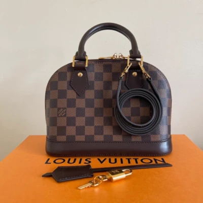 LOUIS VUITTON Alma BB damier ébène SAC DE LUXE DE SECONDE MAIN AUTHENTIQUE CERTIFICAT D'AUTHENTICITE ENTRUPY. SAC DE LUXE D'OCCASION PAS CHER. LOUIS VUITTON FULL SET