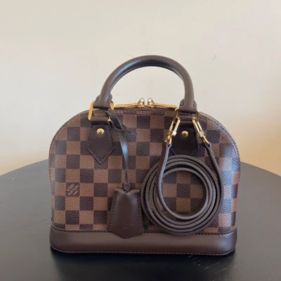 LOUIS VUITTON Alma BB damier ébène LUXE DE SECONDE MAIN AUTHENTIQUE CERTIFICAT D'AUTHENTICITE ENTRUPY. SAC DE LUXE D'OCCASION PAS CHER LOUIS VUITTON FULL SET.