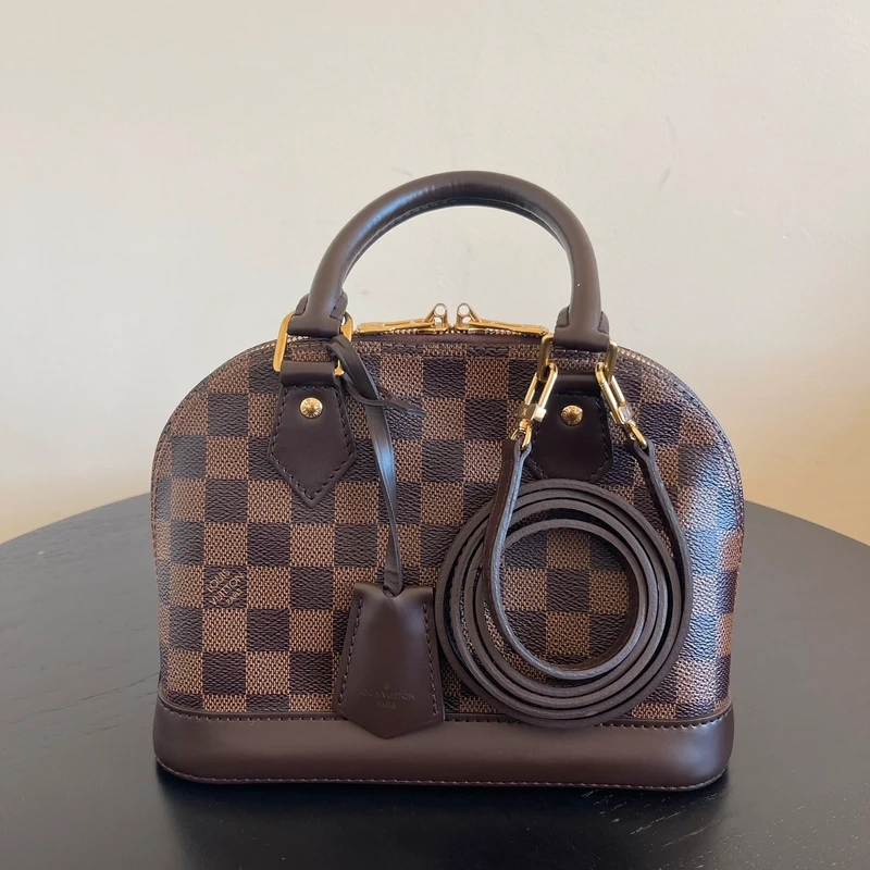 LOUIS VUITTON Alma BB damier ébène LUXE DE SECONDE MAIN AUTHENTIQUE CERTIFICAT D'AUTHENTICITE ENTRUPY. SAC DE LUXE D'OCCASION PAS CHER LOUIS VUITTON FULL SET.