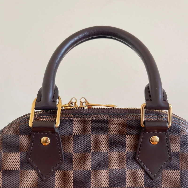 LOUIS VUITTON Alma BB damier ébène SAC DE LUXE DE SECONDE MAIN AUTHENTIQUE CERTIFICAT D'AUTHENTICITE ENTRUPY. SAC DE LUXE D'OCCASION PAS CHER. LOUIS VUITTON FULL SET