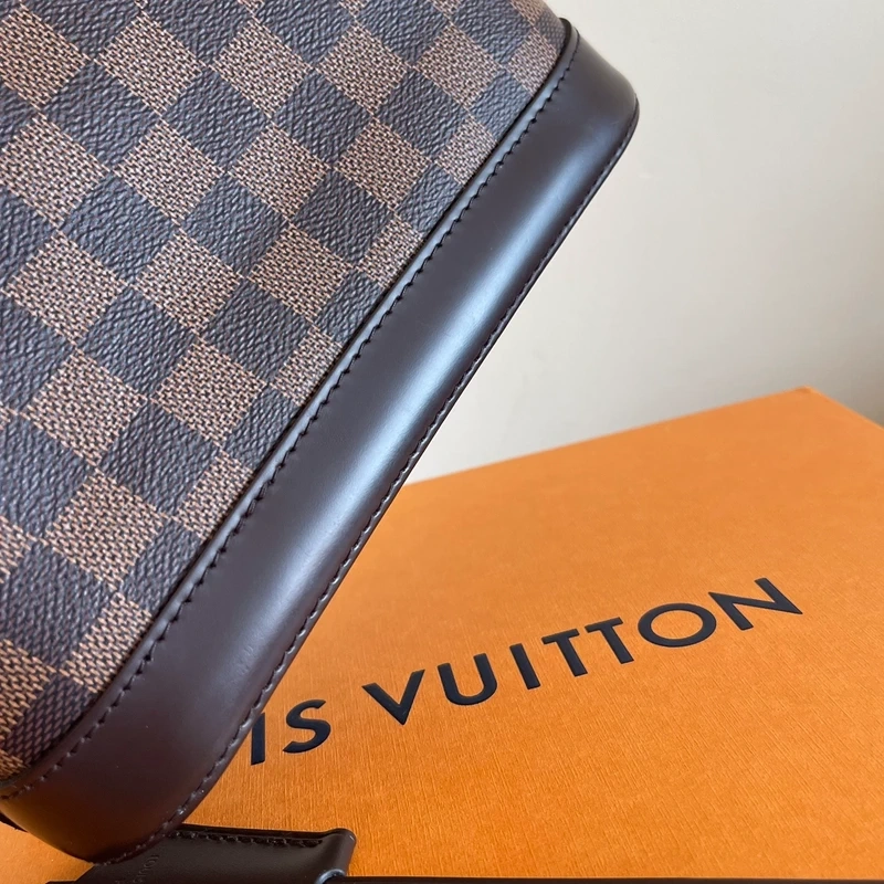 LOUIS VUITTON Alma BB damier ébène SAC DE LUXE DE SECONDE MAIN AUTHENTIQUE CERTIFICAT D'AUTHENTICITE ENTRUPY. SAC DE LUXE D'OCCASION PAS CHER. LOUIS VUITTON FULL SET