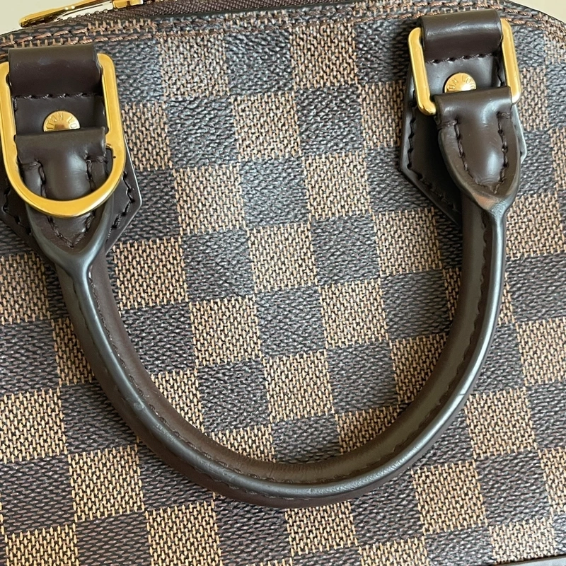LOUIS VUITTON Alma BB damier ébène SAC DE LUXE DE SECONDE MAIN AUTHENTIQUE CERTIFICAT D'AUTHENTICITE ENTRUPY. SAC DE LUXE D'OCCASION PAS CHER. LOUIS VUITTON FULL SET