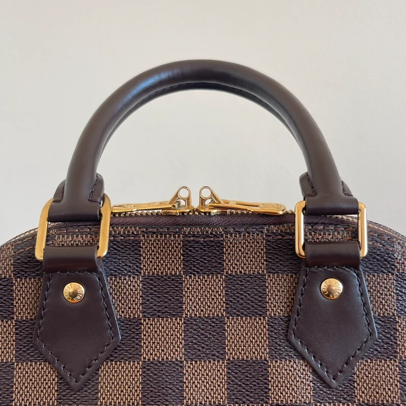 LOUIS VUITTON Alma BB damier ébène LUXE DE SECONDE MAIN AUTHENTIQUE CERTIFICAT D'AUTHENTICITE ENTRUPY. SAC DE LUXE D'OCCASION PAS CHER LOUIS VUITTON FULL SET.