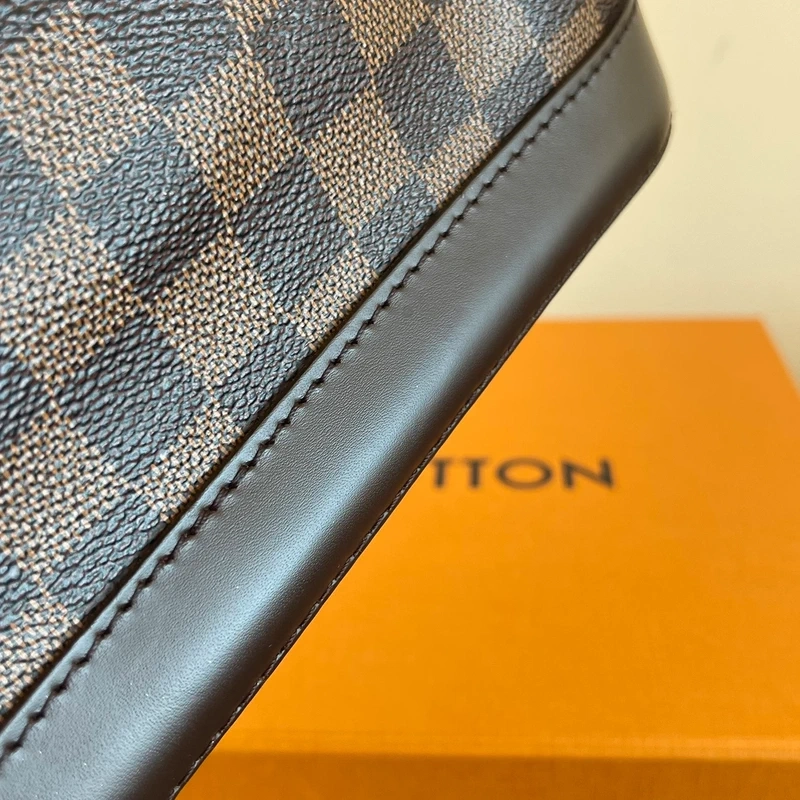 LOUIS VUITTON Alma BB damier ébène LUXE DE SECONDE MAIN AUTHENTIQUE CERTIFICAT D'AUTHENTICITE ENTRUPY. SAC DE LUXE D'OCCASION PAS CHER LOUIS VUITTON FULL SET.