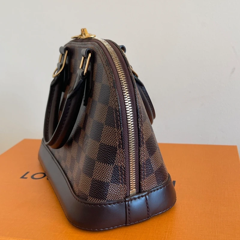 LOUIS VUITTON Alma BB damier ébène LUXE DE SECONDE MAIN AUTHENTIQUE CERTIFICAT D'AUTHENTICITE ENTRUPY. SAC DE LUXE D'OCCASION PAS CHER LOUIS VUITTON FULL SET.