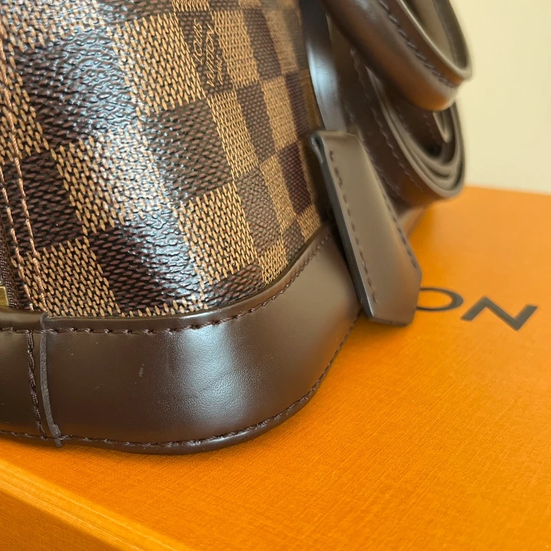 LOUIS VUITTON Alma BB damier ébène LUXE DE SECONDE MAIN AUTHENTIQUE CERTIFICAT D'AUTHENTICITE ENTRUPY. SAC DE LUXE D'OCCASION PAS CHER LOUIS VUITTON FULL SET.