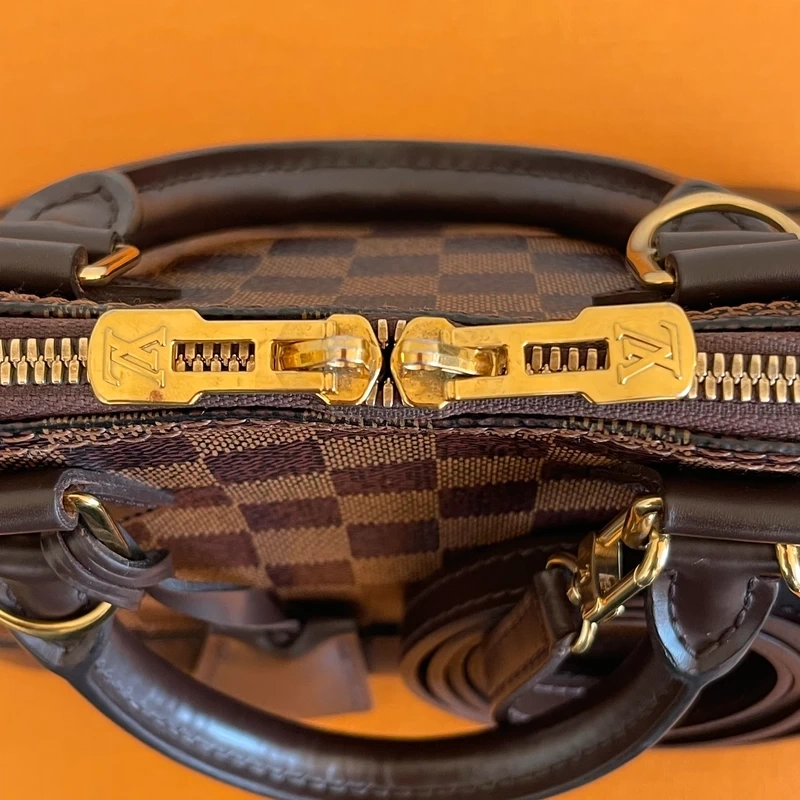 LOUIS VUITTON Alma BB damier ébène LUXE DE SECONDE MAIN AUTHENTIQUE CERTIFICAT D'AUTHENTICITE ENTRUPY. SAC DE LUXE D'OCCASION PAS CHER LOUIS VUITTON FULL SET.