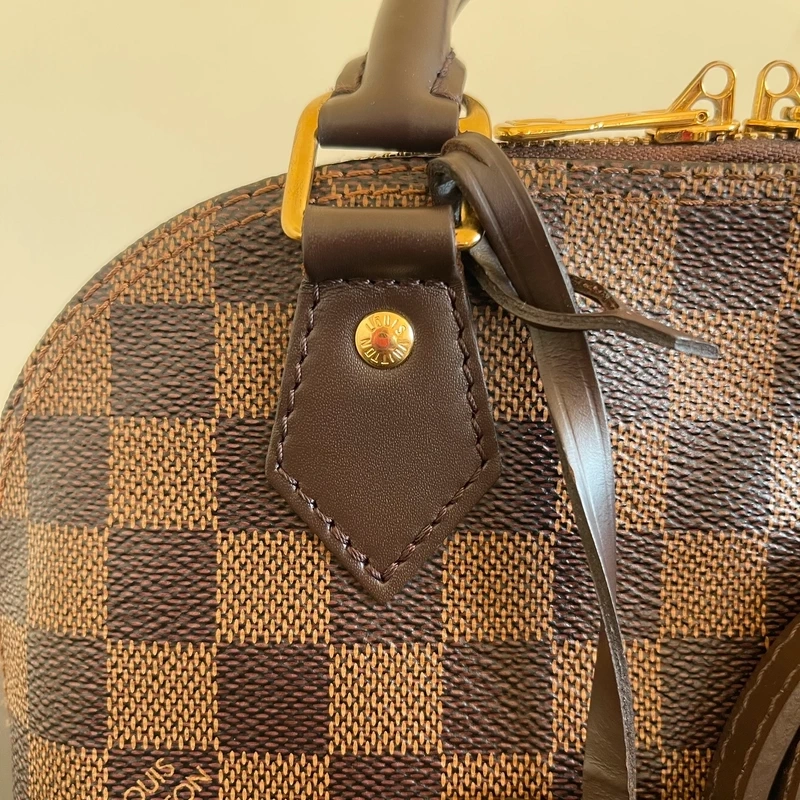 LOUIS VUITTON Alma BB damier ébène LUXE DE SECONDE MAIN AUTHENTIQUE CERTIFICAT D'AUTHENTICITE ENTRUPY. SAC DE LUXE D'OCCASION PAS CHER LOUIS VUITTON FULL SET.