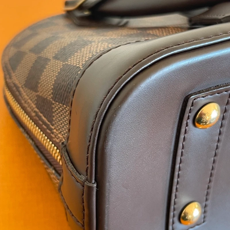 LOUIS VUITTON Alma BB damier ébène LUXE DE SECONDE MAIN AUTHENTIQUE CERTIFICAT D'AUTHENTICITE ENTRUPY. SAC DE LUXE D'OCCASION PAS CHER LOUIS VUITTON FULL SET.