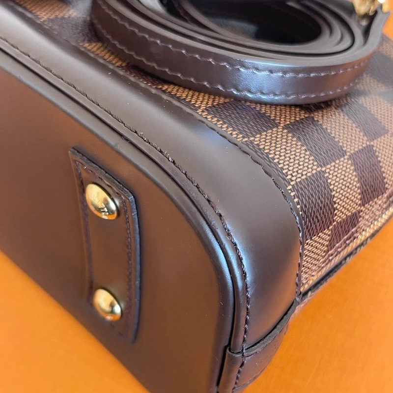 LOUIS VUITTON Alma BB damier ébène LUXE DE SECONDE MAIN AUTHENTIQUE CERTIFICAT D'AUTHENTICITE ENTRUPY. SAC DE LUXE D'OCCASION PAS CHER LOUIS VUITTON FULL SET.