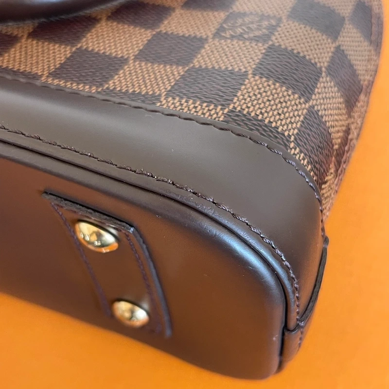 LOUIS VUITTON Alma BB damier ébène LUXE DE SECONDE MAIN AUTHENTIQUE CERTIFICAT D'AUTHENTICITE ENTRUPY. SAC DE LUXE D'OCCASION PAS CHER LOUIS VUITTON FULL SET.