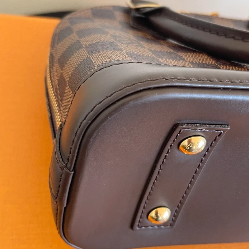 LOUIS VUITTON Alma BB damier ébène LUXE DE SECONDE MAIN AUTHENTIQUE CERTIFICAT D'AUTHENTICITE ENTRUPY. SAC DE LUXE D'OCCASION PAS CHER LOUIS VUITTON FULL SET.