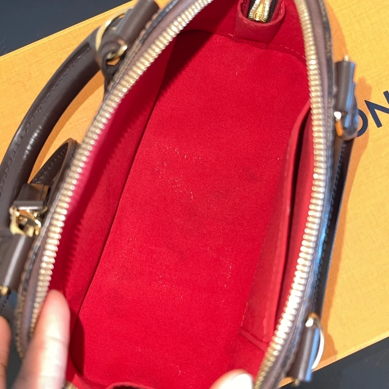 LOUIS VUITTON Alma BB damier ébène LUXE DE SECONDE MAIN AUTHENTIQUE CERTIFICAT D'AUTHENTICITE ENTRUPY. SAC DE LUXE D'OCCASION PAS CHER LOUIS VUITTON FULL SET.