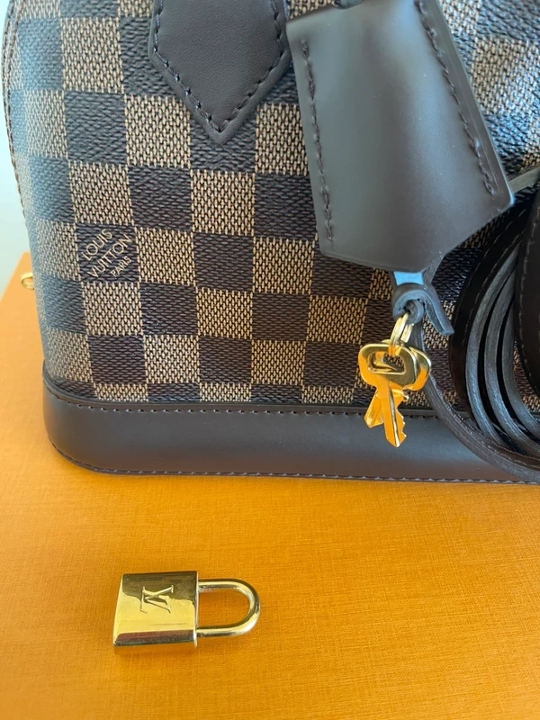LOUIS VUITTON Alma BB damier ébène LUXE DE SECONDE MAIN AUTHENTIQUE CERTIFICAT D'AUTHENTICITE ENTRUPY. SAC DE LUXE D'OCCASION PAS CHER LOUIS VUITTON FULL SET.