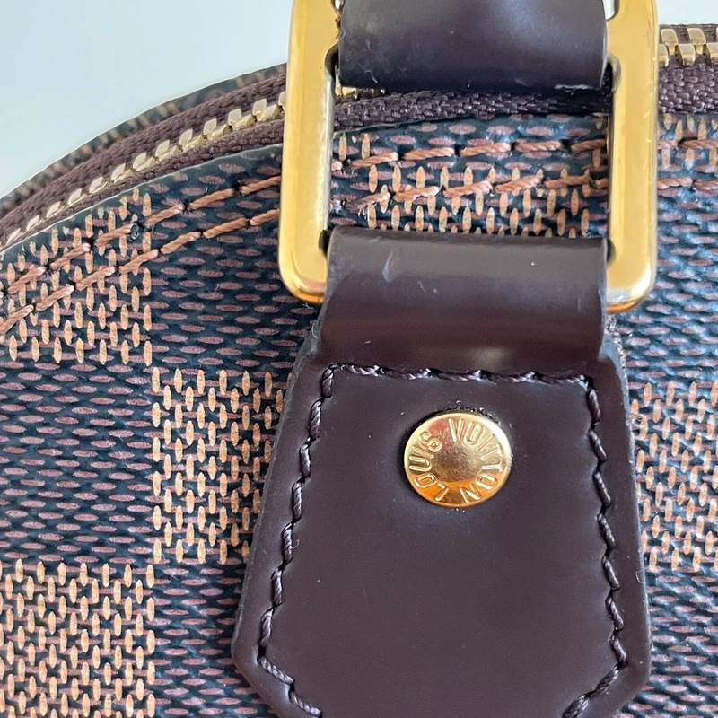 LOUIS VUITTON Alma BB damier ébène SAC DE LUXE DE SECONDE MAIN AUTHENTIQUE CERTIFICAT D'AUTHENTICITE ENTRUPY. SAC DE LUXE D'OCCASION PAS CHER. LOUIS VUITTON FULL SET