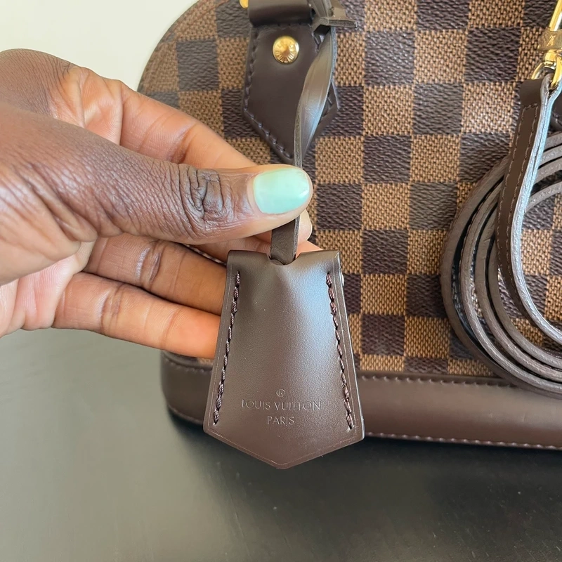 LOUIS VUITTON Alma BB damier ébène LUXE DE SECONDE MAIN AUTHENTIQUE CERTIFICAT D'AUTHENTICITE ENTRUPY. SAC DE LUXE D'OCCASION PAS CHER LOUIS VUITTON FULL SET.