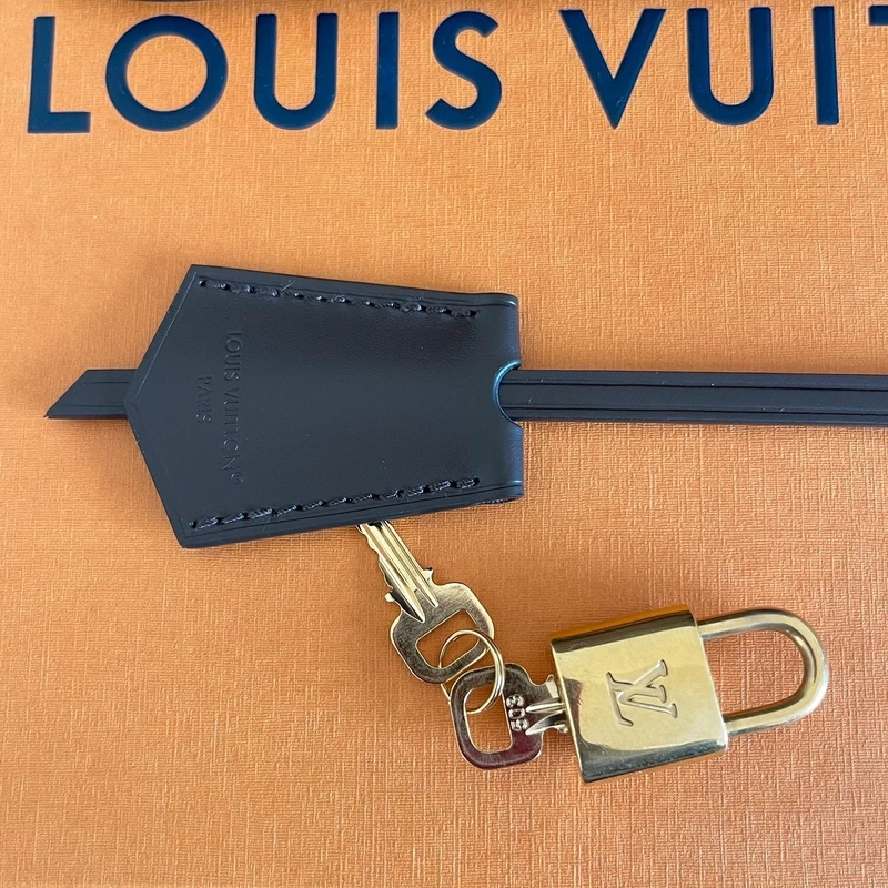 LOUIS VUITTON Alma BB damier ébène SAC DE LUXE DE SECONDE MAIN AUTHENTIQUE CERTIFICAT D'AUTHENTICITE ENTRUPY. SAC DE LUXE D'OCCASION PAS CHER. LOUIS VUITTON FULL SET