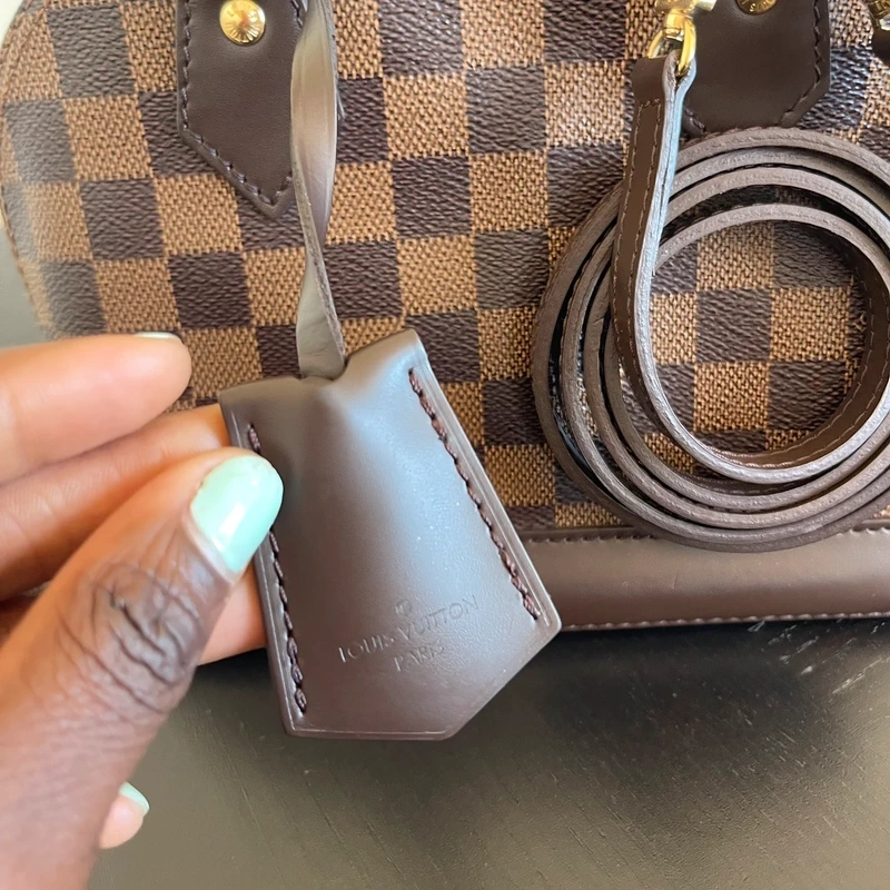 LOUIS VUITTON Alma BB damier ébène LUXE DE SECONDE MAIN AUTHENTIQUE CERTIFICAT D'AUTHENTICITE ENTRUPY. SAC DE LUXE D'OCCASION PAS CHER LOUIS VUITTON FULL SET.