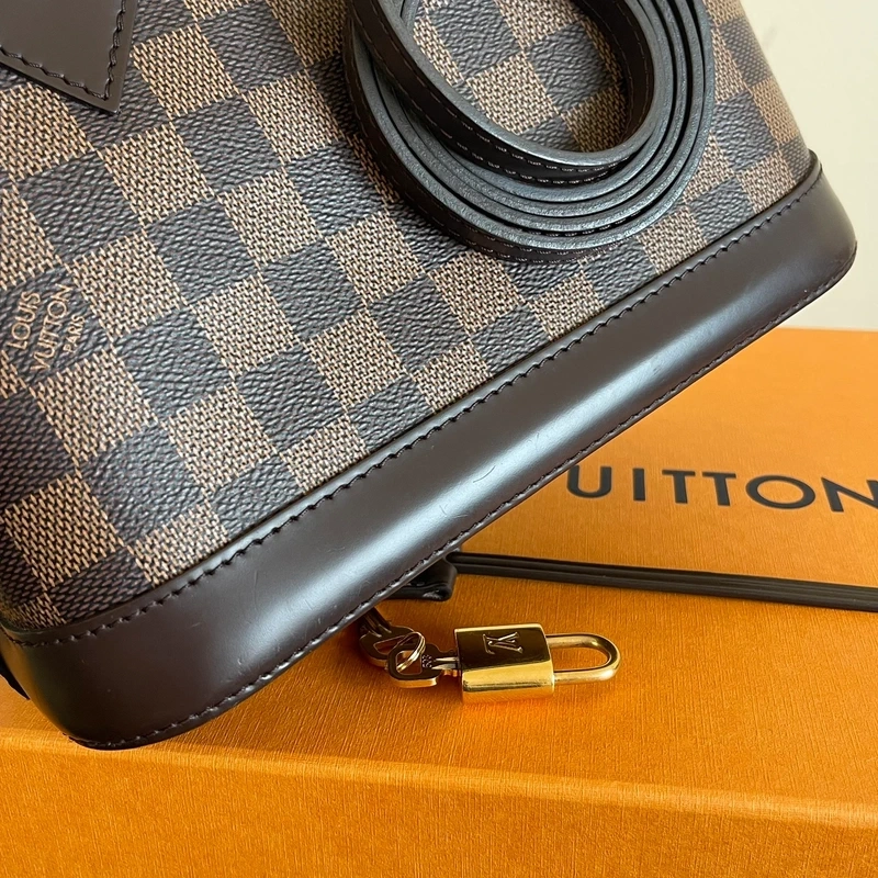 LOUIS VUITTON Alma BB damier ébène SAC DE LUXE DE SECONDE MAIN AUTHENTIQUE CERTIFICAT D'AUTHENTICITE ENTRUPY. SAC DE LUXE D'OCCASION PAS CHER. LOUIS VUITTON FULL SET