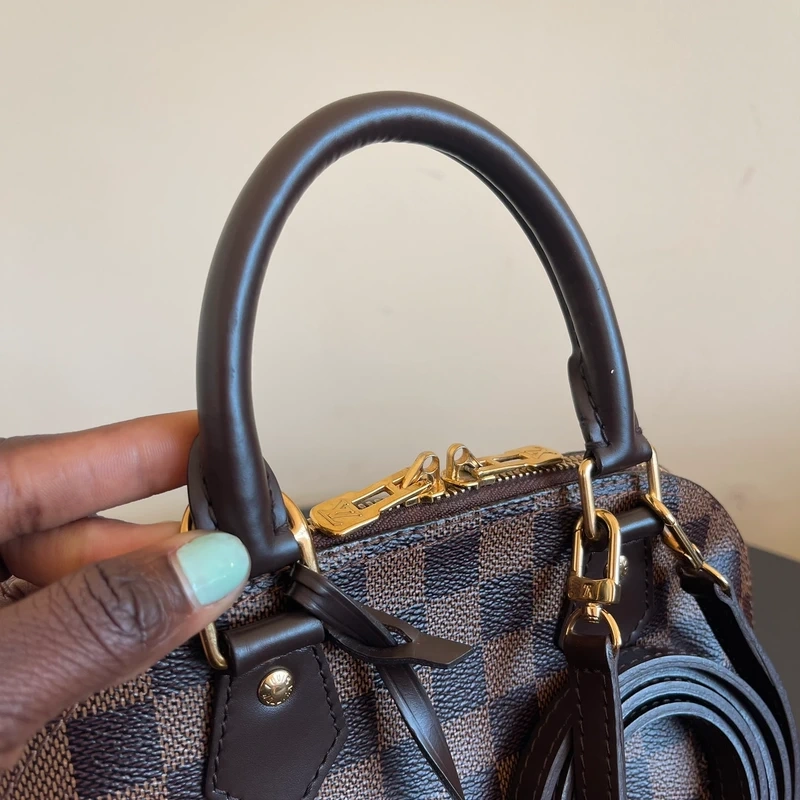 LOUIS VUITTON Alma BB damier ébène LUXE DE SECONDE MAIN AUTHENTIQUE CERTIFICAT D'AUTHENTICITE ENTRUPY. SAC DE LUXE D'OCCASION PAS CHER LOUIS VUITTON FULL SET.
