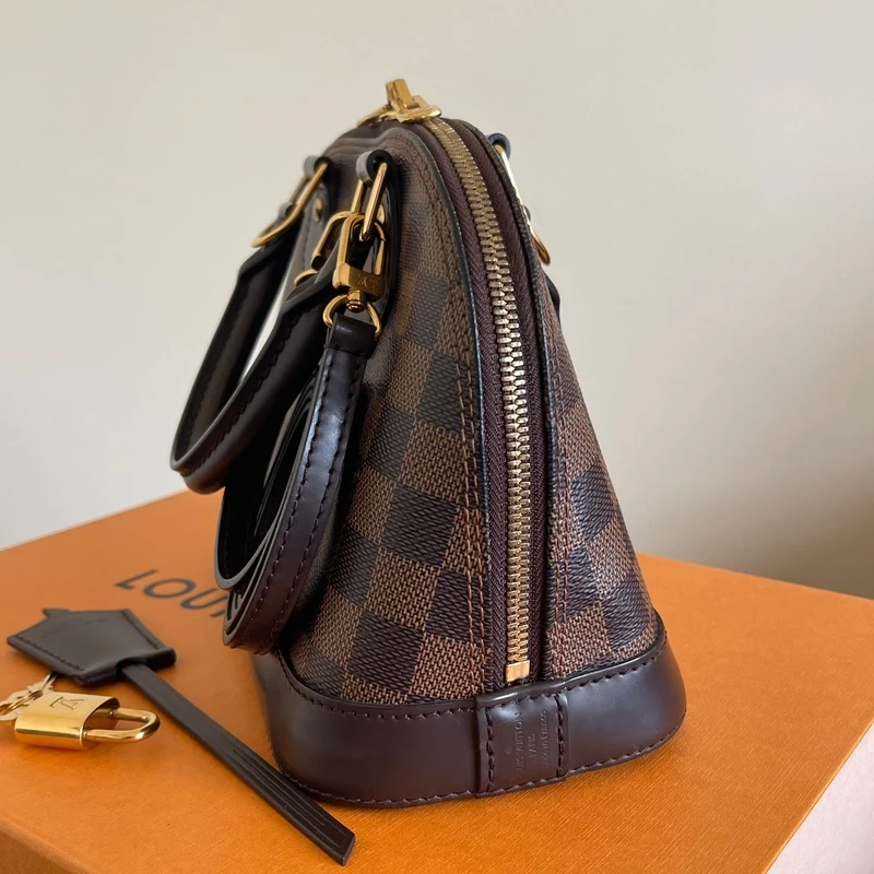 LOUIS VUITTON Alma BB damier ébène SAC DE LUXE DE SECONDE MAIN AUTHENTIQUE CERTIFICAT D'AUTHENTICITE ENTRUPY. SAC DE LUXE D'OCCASION PAS CHER. LOUIS VUITTON FULL SET