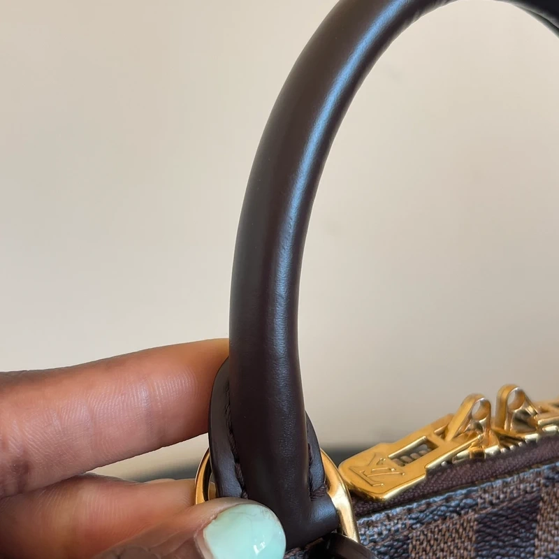 LOUIS VUITTON Alma BB damier ébène LUXE DE SECONDE MAIN AUTHENTIQUE CERTIFICAT D'AUTHENTICITE ENTRUPY. SAC DE LUXE D'OCCASION PAS CHER LOUIS VUITTON FULL SET.