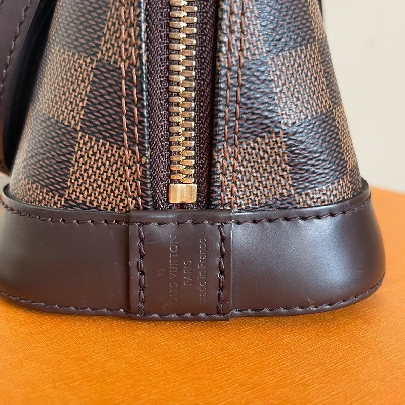 LOUIS VUITTON Alma BB damier ébène SAC DE LUXE DE SECONDE MAIN AUTHENTIQUE CERTIFICAT D'AUTHENTICITE ENTRUPY. SAC DE LUXE D'OCCASION PAS CHER. LOUIS VUITTON FULL SET