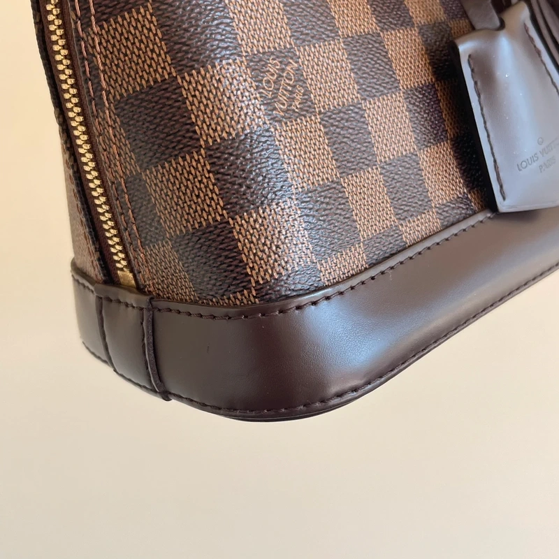 LOUIS VUITTON Alma BB damier ébène LUXE DE SECONDE MAIN AUTHENTIQUE CERTIFICAT D'AUTHENTICITE ENTRUPY. SAC DE LUXE D'OCCASION PAS CHER LOUIS VUITTON FULL SET.