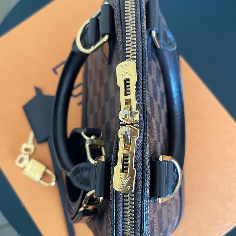 LOUIS VUITTON Alma BB damier ébène SAC DE LUXE DE SECONDE MAIN AUTHENTIQUE CERTIFICAT D'AUTHENTICITE ENTRUPY. SAC DE LUXE D'OCCASION PAS CHER. LOUIS VUITTON FULL SET
