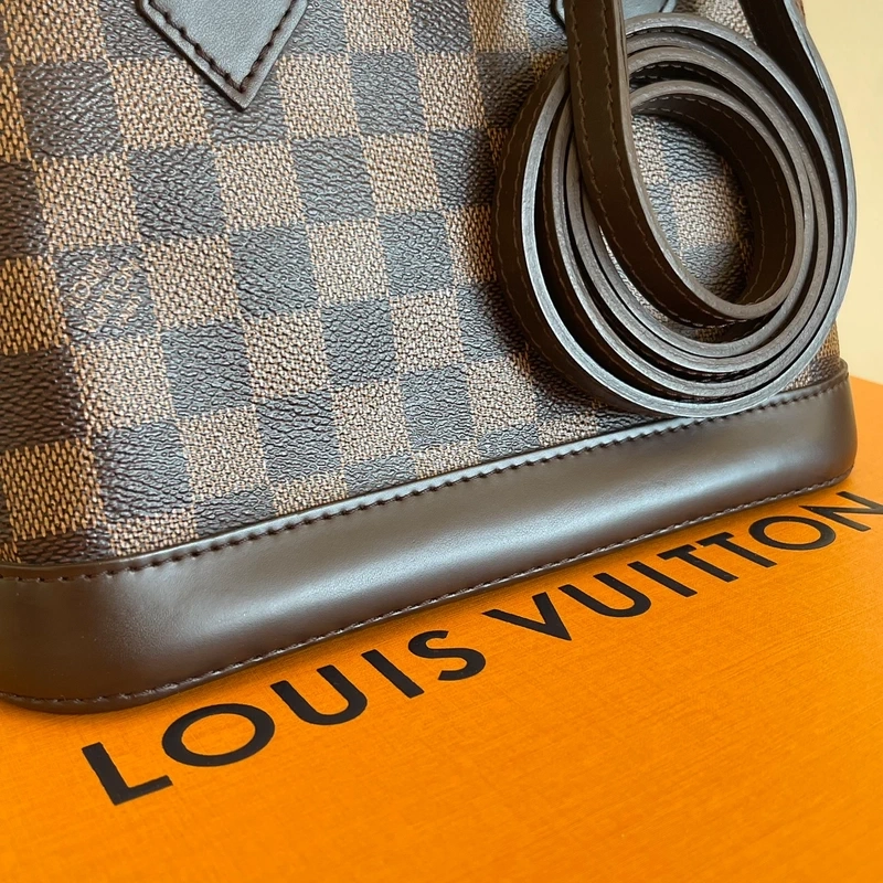 LOUIS VUITTON Alma BB damier ébène LUXE DE SECONDE MAIN AUTHENTIQUE CERTIFICAT D'AUTHENTICITE ENTRUPY. SAC DE LUXE D'OCCASION PAS CHER LOUIS VUITTON FULL SET.