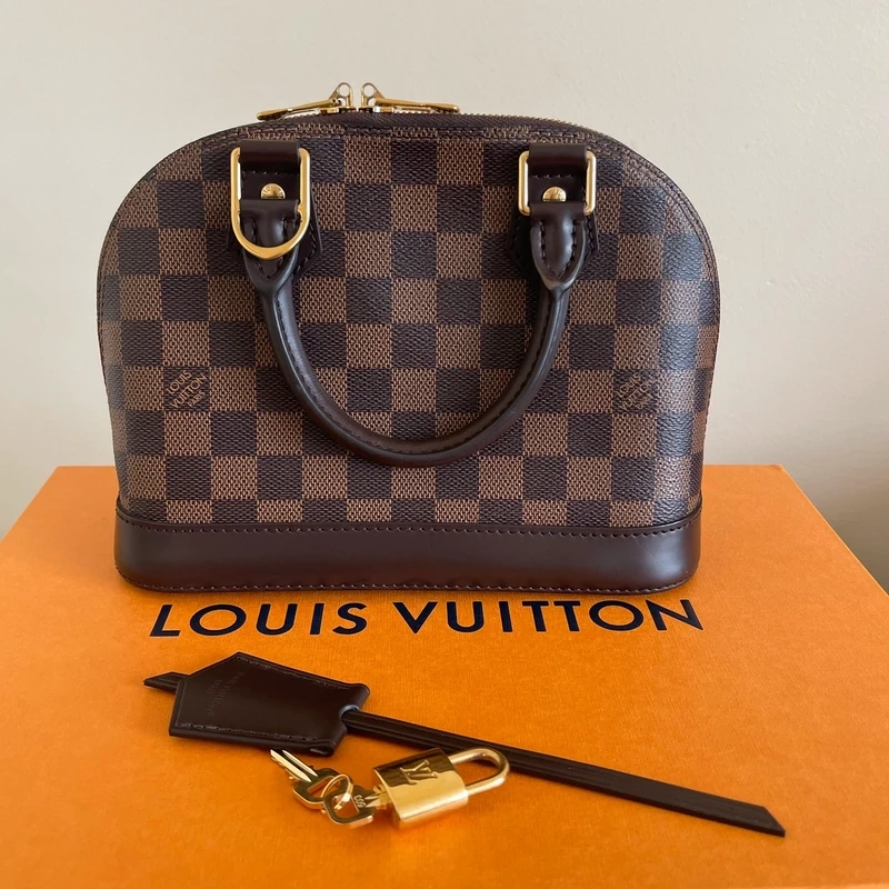 LOUIS VUITTON Alma BB damier ébène SAC DE LUXE DE SECONDE MAIN AUTHENTIQUE CERTIFICAT D'AUTHENTICITE ENTRUPY. SAC DE LUXE D'OCCASION PAS CHER. LOUIS VUITTON FULL SET