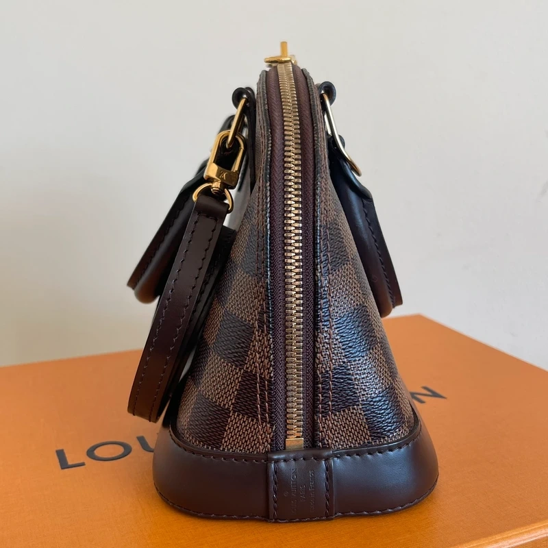 LOUIS VUITTON Alma BB damier ébène LUXE DE SECONDE MAIN AUTHENTIQUE CERTIFICAT D'AUTHENTICITE ENTRUPY. SAC DE LUXE D'OCCASION PAS CHER LOUIS VUITTON FULL SET.