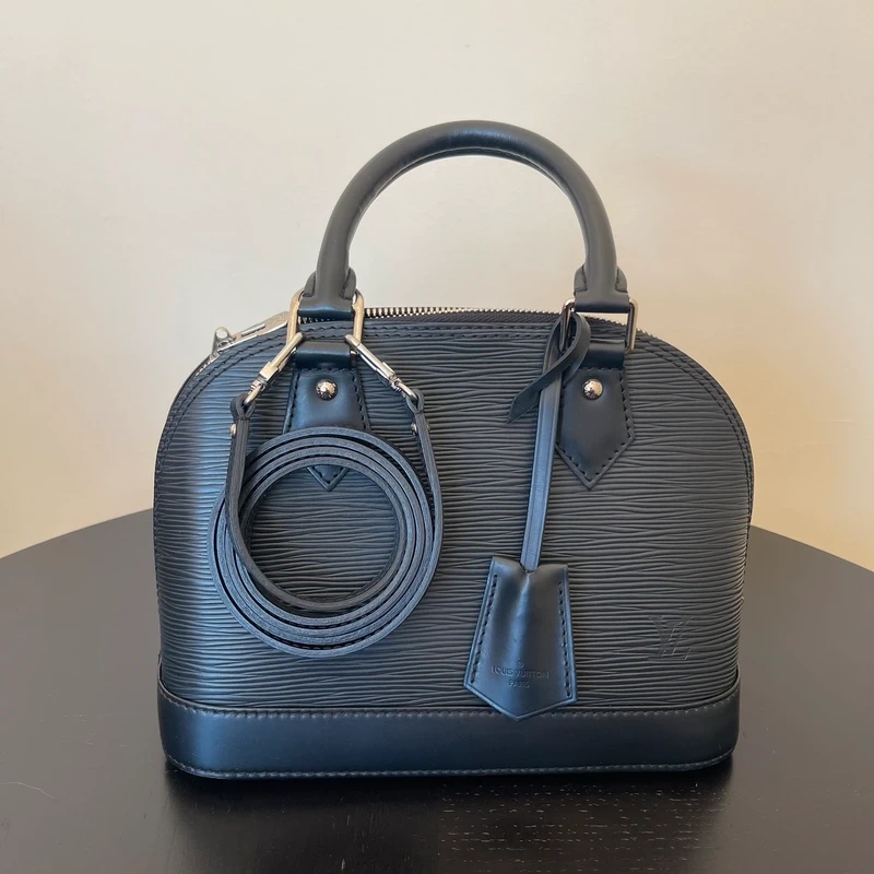Louis Vuitton Alma BB en cuir épi NOIR. SAC DE LUXE DE SECONDE MAIN AUTHENTIQUE CERTIFICAT D'AUTHENTICITE ENTRUPY. SAC DE LUXE D'OCCASION PAS CHER. LV FULL SET