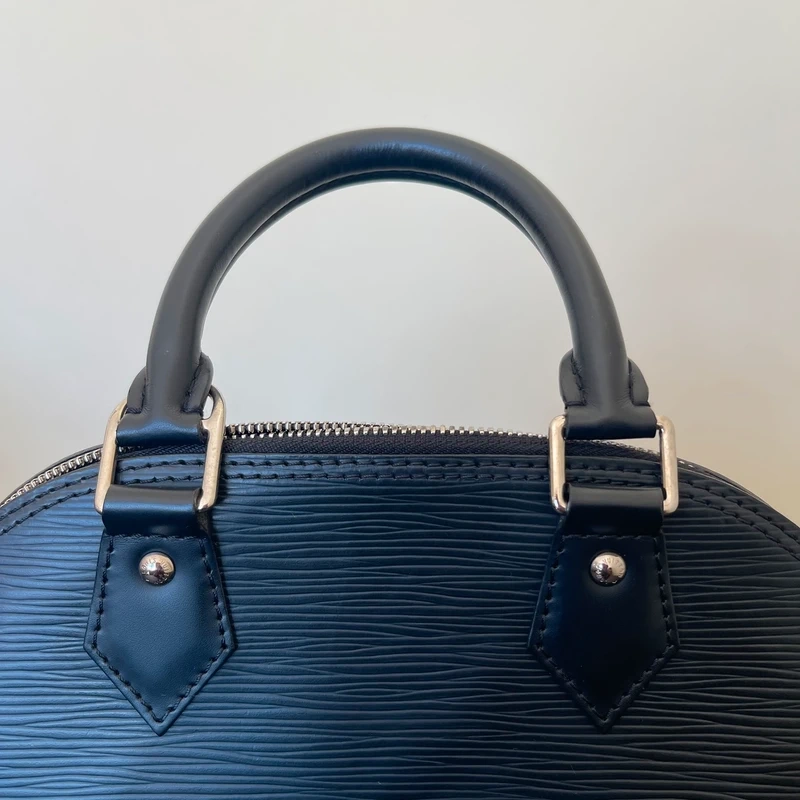 Louis Vuitton Alma BB en cuir épi NOIR. SAC DE LUXE DE SECONDE MAIN AUTHENTIQUE CERTIFICAT D'AUTHENTICITE ENTRUPY. SAC DE LUXE D'OCCASION PAS CHER. LV FULL SET