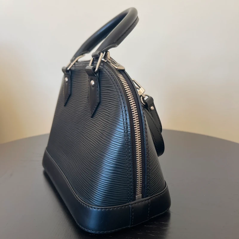 Louis Vuitton Alma BB en cuir épi NOIR. SAC DE LUXE DE SECONDE MAIN AUTHENTIQUE CERTIFICAT D'AUTHENTICITE ENTRUPY. SAC DE LUXE D'OCCASION PAS CHER. LV FULL SET