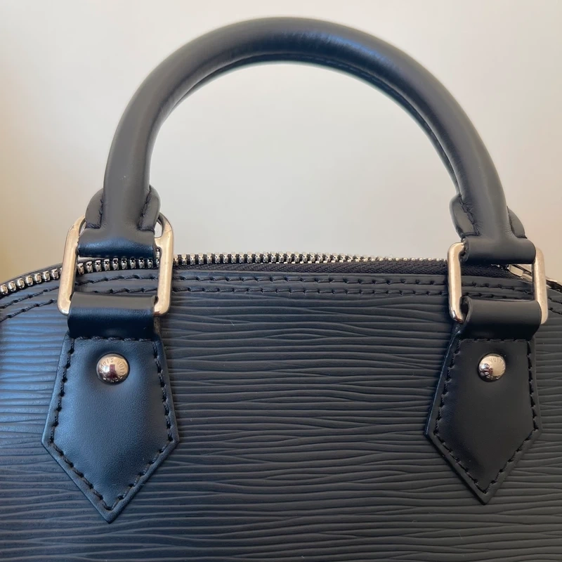 Louis Vuitton Alma BB en cuir épi NOIR. SAC DE LUXE DE SECONDE MAIN AUTHENTIQUE CERTIFICAT D'AUTHENTICITE ENTRUPY. SAC DE LUXE D'OCCASION PAS CHER. LV FULL SET