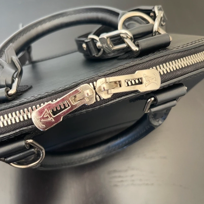 Louis Vuitton Alma BB en cuir épi NOIR. SAC DE LUXE DE SECONDE MAIN AUTHENTIQUE CERTIFICAT D'AUTHENTICITE ENTRUPY. SAC DE LUXE D'OCCASION PAS CHER. LV FULL SET