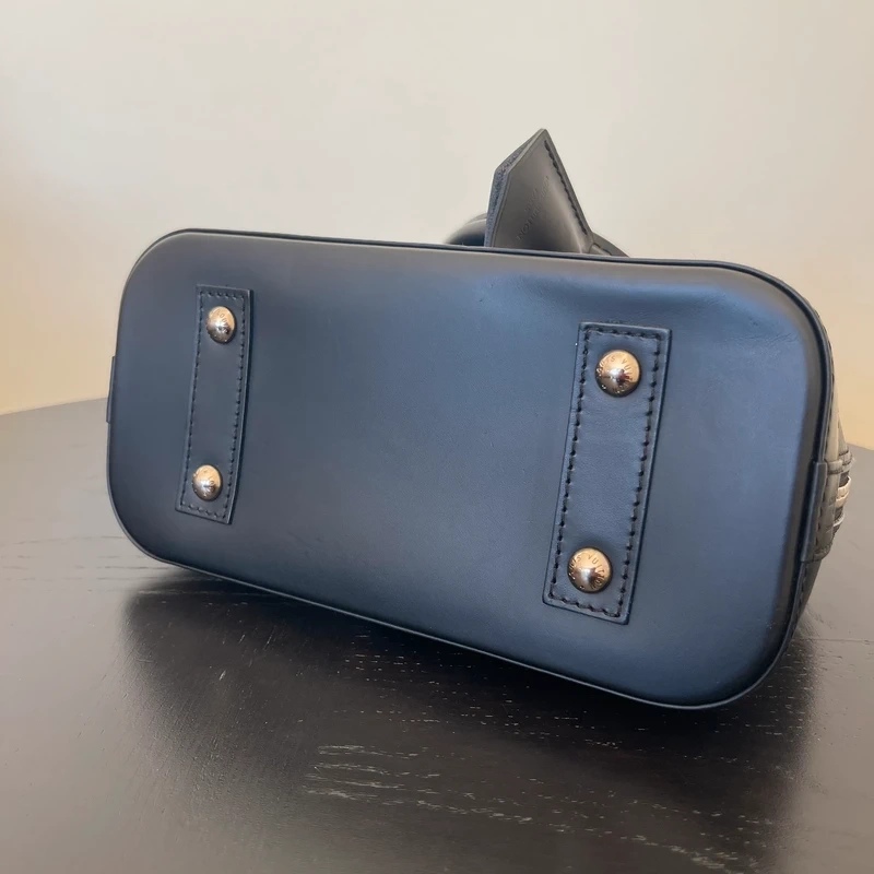 Louis Vuitton Alma BB en cuir épi NOIR. SAC DE LUXE DE SECONDE MAIN AUTHENTIQUE CERTIFICAT D'AUTHENTICITE ENTRUPY. SAC DE LUXE D'OCCASION PAS CHER. LV FULL SET