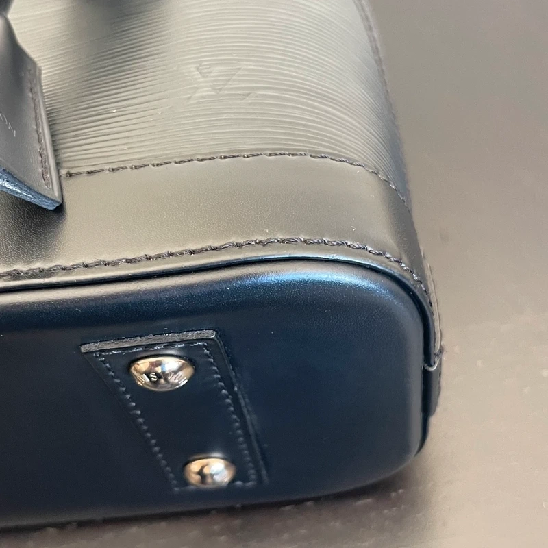 Louis Vuitton Alma BB en cuir épi NOIR. SAC DE LUXE DE SECONDE MAIN AUTHENTIQUE CERTIFICAT D'AUTHENTICITE ENTRUPY. SAC DE LUXE D'OCCASION PAS CHER. LV FULL SET