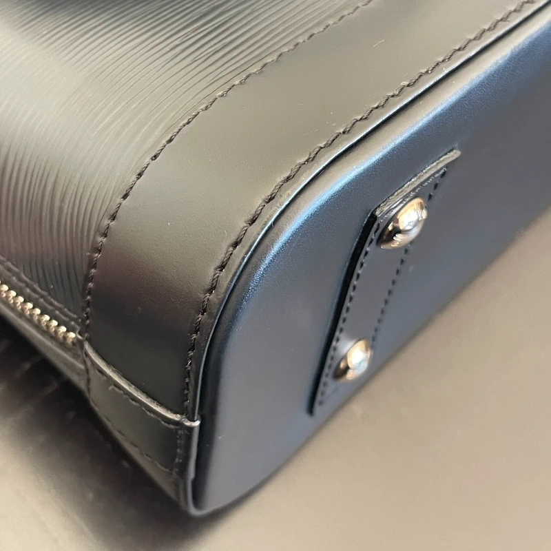 Louis Vuitton Alma BB en cuir épi NOIR. SAC DE LUXE DE SECONDE MAIN AUTHENTIQUE CERTIFICAT D'AUTHENTICITE ENTRUPY. SAC DE LUXE D'OCCASION PAS CHER. LV FULL SET