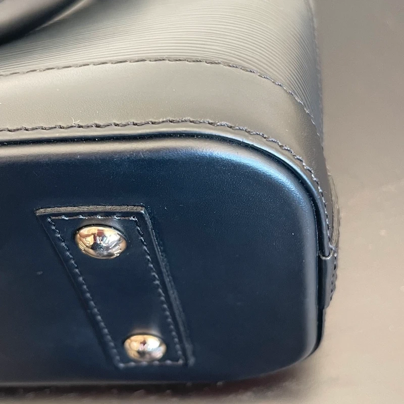 Louis Vuitton Alma BB en cuir épi NOIR. SAC DE LUXE DE SECONDE MAIN AUTHENTIQUE CERTIFICAT D'AUTHENTICITE ENTRUPY. SAC DE LUXE D'OCCASION PAS CHER. LV FULL SET