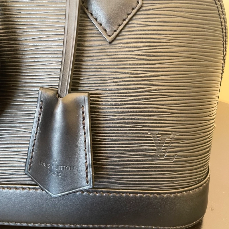Louis Vuitton Alma BB en cuir épi NOIR. SAC DE LUXE DE SECONDE MAIN AUTHENTIQUE CERTIFICAT D'AUTHENTICITE ENTRUPY. SAC DE LUXE D'OCCASION PAS CHER. LV FULL SET