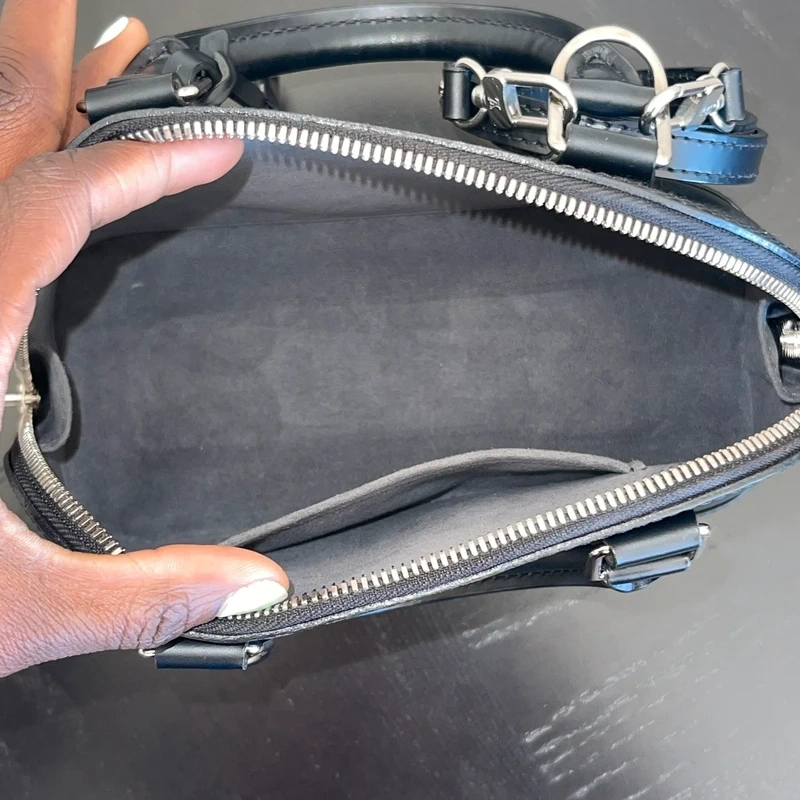 Louis Vuitton Alma BB en cuir épi NOIR. SAC DE LUXE DE SECONDE MAIN AUTHENTIQUE CERTIFICAT D'AUTHENTICITE ENTRUPY. SAC DE LUXE D'OCCASION PAS CHER. LV FULL SET