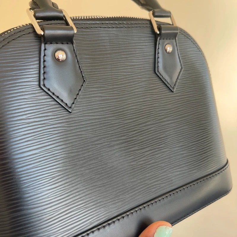 Louis Vuitton Alma BB en cuir épi NOIR. SAC DE LUXE DE SECONDE MAIN AUTHENTIQUE CERTIFICAT D'AUTHENTICITE ENTRUPY. SAC DE LUXE D'OCCASION PAS CHER. LV FULL SET