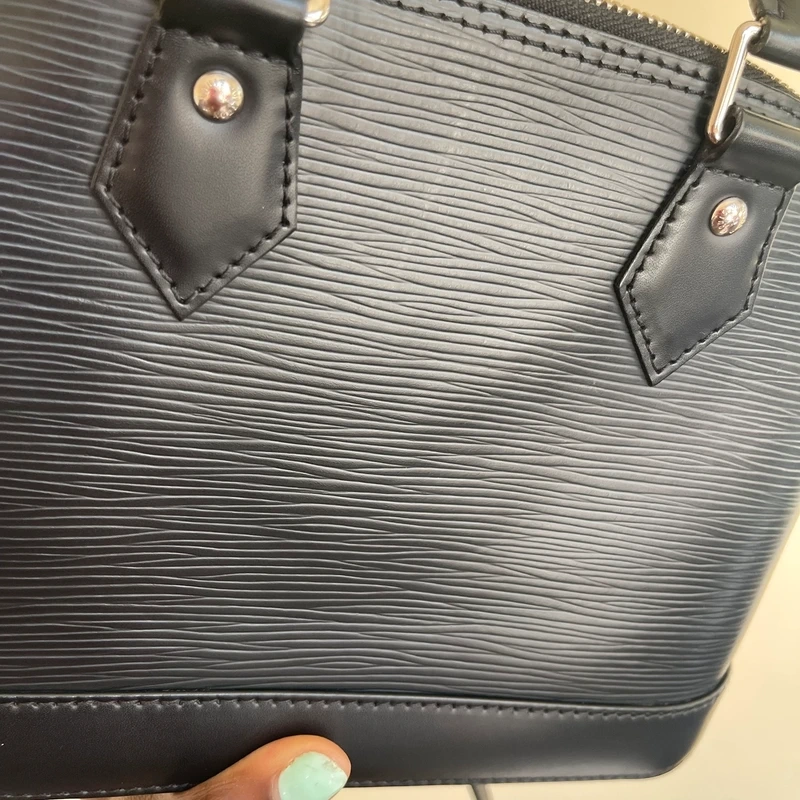 Louis Vuitton Alma BB en cuir épi NOIR. SAC DE LUXE DE SECONDE MAIN AUTHENTIQUE CERTIFICAT D'AUTHENTICITE ENTRUPY. SAC DE LUXE D'OCCASION PAS CHER. LV FULL SET
