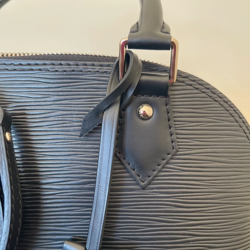 Louis Vuitton Alma BB en cuir épi NOIR. SAC DE LUXE DE SECONDE MAIN AUTHENTIQUE CERTIFICAT D'AUTHENTICITE ENTRUPY. SAC DE LUXE D'OCCASION PAS CHER. LV FULL SET