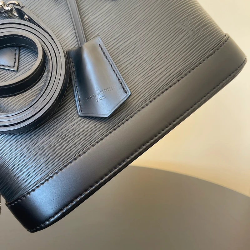 Louis Vuitton Alma BB en cuir épi NOIR. SAC DE LUXE DE SECONDE MAIN AUTHENTIQUE CERTIFICAT D'AUTHENTICITE ENTRUPY. SAC DE LUXE D'OCCASION PAS CHER. LV FULL SET